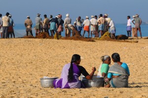 Faceci sie kloca, baby z miskami czekaja na narybek