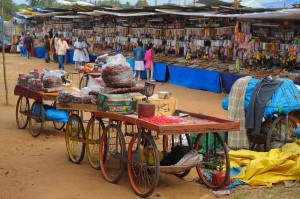Jakis odpustowy bazarek przy wesolym miasteczku