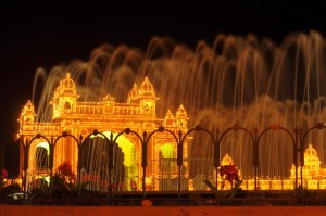 Jedna z kilku bram na teren palacu