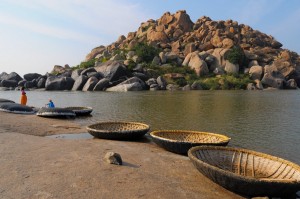 Lodeczki do przeplywania ludzi na druga strone rzeczki