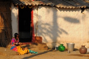 Pani cos robi przed domkiem