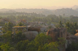 Dookola plantacje bananow po ktorych