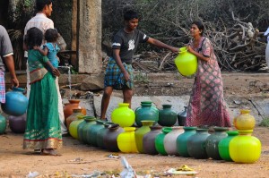 Poranna kolejka po wode