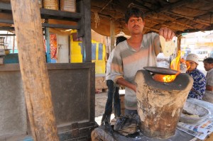 Pan przygotowujacy chapati/roti/naan czy inny chlebek