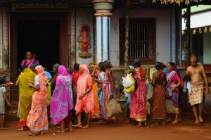 Kolejeczka przed swiatynia